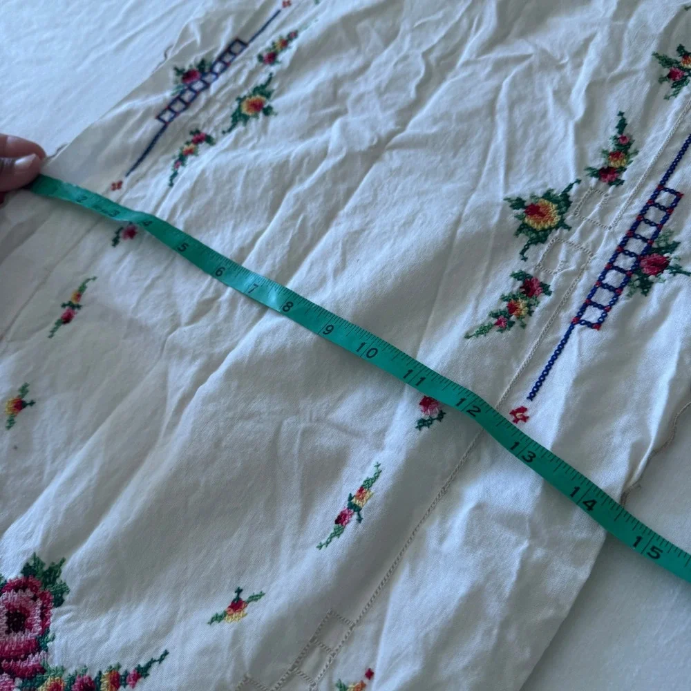 Vintage Floral Cross Stitch Embroidered Table Runner Cream Linen Scalloped 39x14